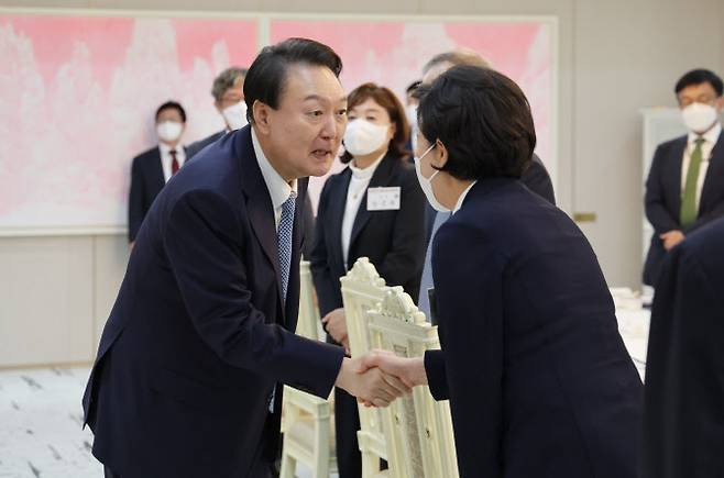 윤석열 대통령이 9월 14일 서울 용산 대통령실에서 열린 국민의힘 반도체산업경쟁력강화특위 오찬에서 양향자 특위 위원장과 악수하고 있다.  (사진=연합뉴스)