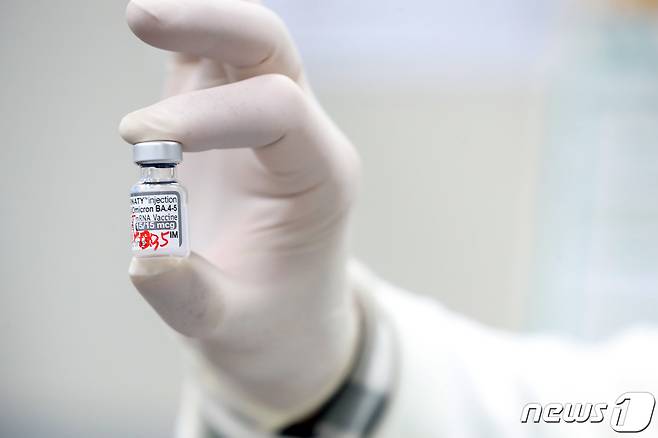 14일 오후 서울 종로구보건소에서 의료진이 신종 코로나바이러스 감염증(코로나19) 오미크론 BA.4/5 변이 기반 화이자 2차 개량백신(2가백신) 접종을 준비하고 있다. 2022.11.14/뉴스1 ⓒ News1 황기선 기자