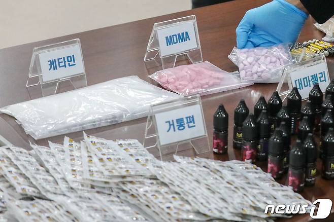 13일 오후 인천 중구 인천본부세관 수출입통관청사에서 열린 국제공조를 통한 마약류 밀수단속 경과 브리핑에서 세관 관계자가 압수한 마약류를 공개하고 있다. 2022.10.13/뉴스1 ⓒ News1 민경석 기자