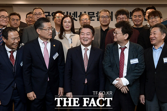 안철수 국민의힘 의원(가운데 아래)과 참석자들이 16일 오전 서울 중구 한국프레스센터에서 열린 한국인터넷신문협회 주최 조찬 정책포럼에서 기념촬영을 하고 있다. /이선화 기자