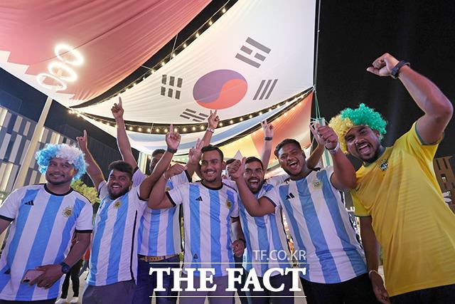 2022 카타르월드컵 개막을 닷새 앞둔 15일(현지시간) 카타르의 수도 도하의 루사일 대로를 찾은 축구팬 및 관광객들이 월드컵 분위기를 즐기고 있다. /도하=뉴시스