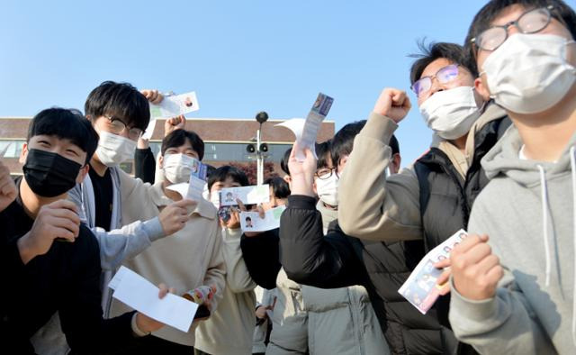 2023학년도 대학수학능력시험을 하루 앞둔 16일 오전 광주 서구 광덕고등학교 운동장에서 수험표를 받은 수험생들이 수능 대박을 기원하며 파이팅을 외치고 있다. 광주=뉴시스