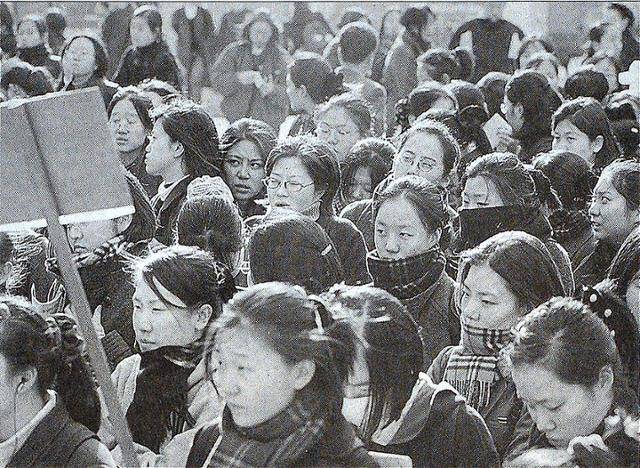 전국에 한파 주의보가 내려져 역대 가장 추웠던 1999학년도 수능 이틀 전인 1998년 11월 17일. 서울 덕성여고 수능 예비 소집장에 나온 수험생들이 목도리와 외투로 중무장한 채 고사장을 확인하고 있다. 한국일보 자료사진