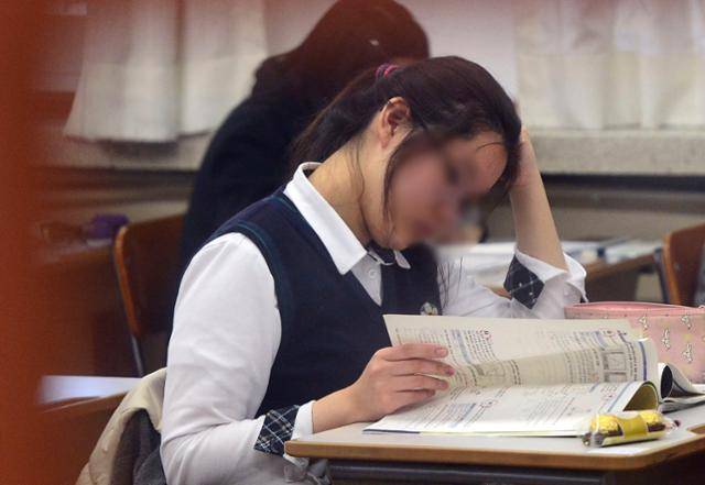 최고 기온이 21도까지 올랐던 2016학년도 대학수학능력시험일. 서울 종로구 풍문여자고등학교에서 수험생이 춘추복을 입고 시험을 치르고 있다. 서재훈 기자