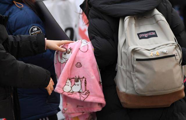 2018학년도 대학수학능력시험이 열리는 2017년 11월 23일 오전. 한 수험생이 한 손에 담요를 든 채 어머니의 격려를 받으며 서울 중구 이화여자외국어고등학교 고사장으로 향하고 있다. 서재훈 기자