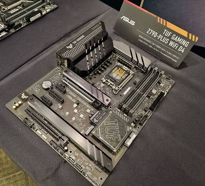 DDR4 메모리를 지원하는 ‘TUF GAMING Z790-PLUS WiFi D4’