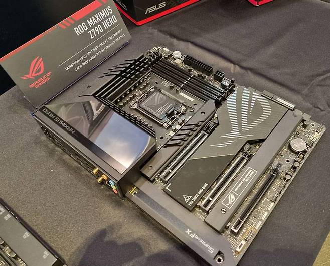ROG 시리즈 중에서도 최상위 모델인 ‘ROG MAXIMUS Z790 EXTREME’