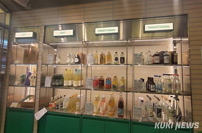‘365일장’ 가게 안에 각종 주류들이 비치돼 있다. 사진=김한나 기자