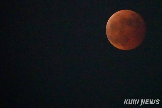 개기월식 달의 모습.&nbsp; &nbsp;사진=임형택 기자