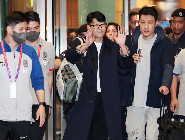 2022 카타르 월드컵에 출전하는 손흥민이 16일 오전(현지시간) 카타르 도하 하마드 국제공항으로 입국하며 환하게 웃고 있다. 연합뉴스