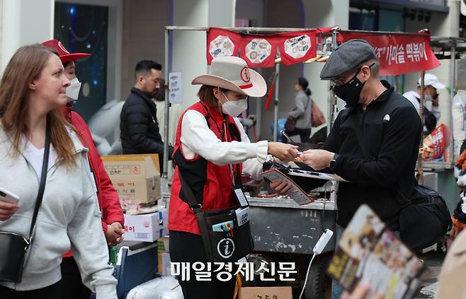 리오프닝(경제활동 재개) 분위기에 홍대나 명동 지역 호텔의 외국인 투숙객 비중이 늘어나고 있는 가운데 지난달 19일 오후 서울 중구 명동에서 관광안내 직원들이 외국인 관광객들에게 길을 알려주고 있다. [박형기 기자]