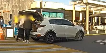 지난 13일 오후 3시쯤 경남 함안에 있는 함안휴게소에서 청년 무리가 쓰레기 3봉지와 박스더미 등을 무단투기했다./사진=한문철TV