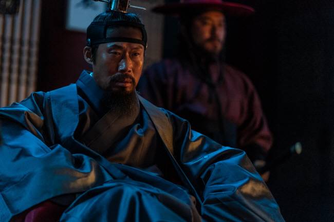 영화 ‘올빼미’에서 데뷔 후 처음으로 왕 역할을 맡은 배우 유해진은 불안감에 사로잡힌 광기 어린 인조의 모습을 효과적으로 표현해냈다.  NEW 제공