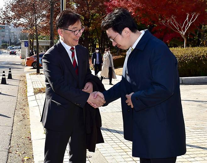 [서울=뉴시스] 최동준 기자 = 최재형 국민의힘 의원이 16일 서울 서초구 중앙지법에서 선고 공판 직후 법원을 나서며 법률대리인 채명성 변호사와 악수하고 있다. (공동취재사진)  2022.11.16. photo@newsis.com