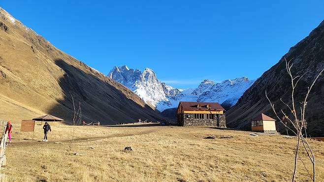 주타 밸리 트레킹 도중에 만난 피프스 호텔.&nbsp;