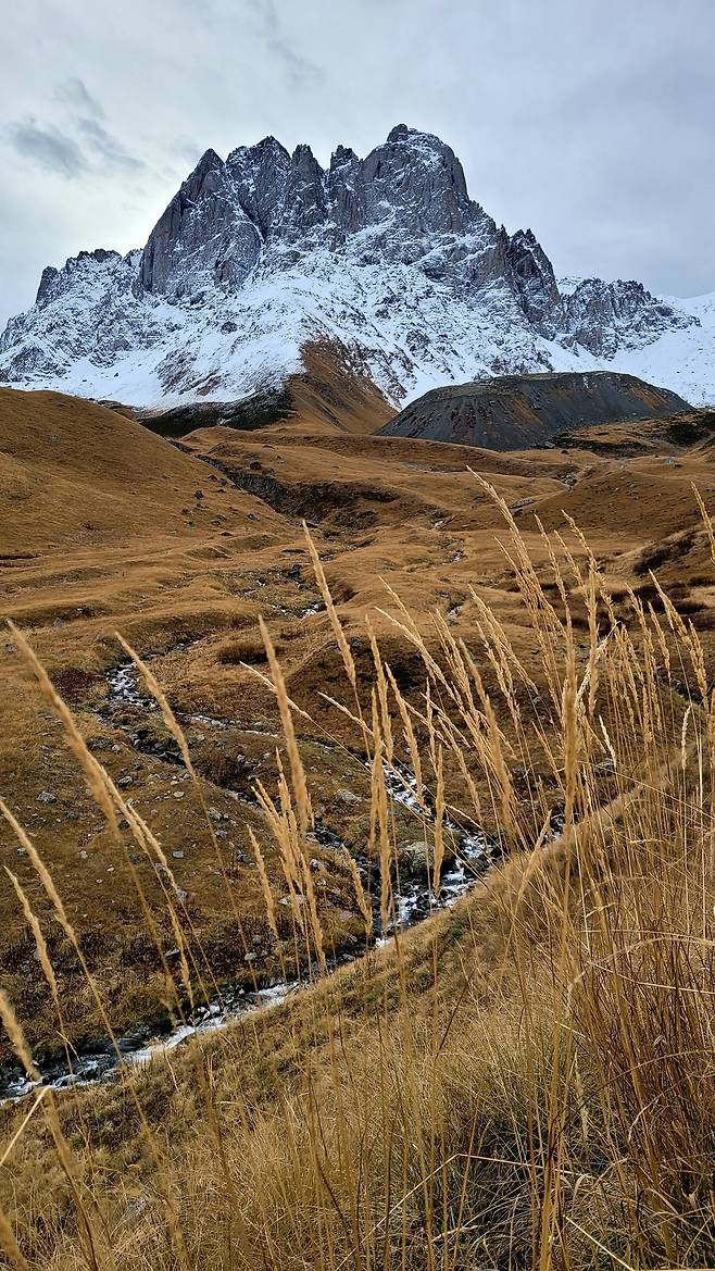 피프스 호텔 뒤쪽으로 펼쳐진 험봉이 인상적이다.