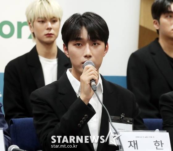 소속사 대표로부터 폭언 및 폭행 피해를 당한 사실이 드러나며 충격을 안긴 아이돌 그룹 오메가엑스 재한이 16일 오후 서울 서초구 서초동 변호사회관에서 진행된 전속계약 해지 관련 기자회견에서 입장을 밝히고 있다. /사진=김창현 기자