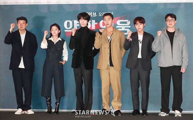 한준희 크리에이터, 배우 이연, 홍경, 최현욱, 박지훈, 유수민 감독이 16일 오후 서울 CGV용산아이파크몰에서 진행된 웨이브 오리지널 '약한영웅 Class 1' 시사간담회에 참석해 포즈를 취하고 있다.  상위 1% 모범생 연시은이 처음으로 친구가 된 수호, 범석과 함께 수많은 폭력에 맞서나가는 과정을 그린 약한 소년의 강한 액션 성장 드라마 '약한영웅 Class 1'은 오는 18일 공개된다. /2022.11.16 /사진=이동훈 기자 photoguy@