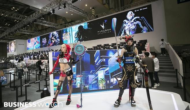 17일 부산 해운대구 우동 벡스코에서 열린 국제게임전시회 '지스타 2022' 넷마블 부스에서 코스프레를 한 모델들이 포즈를 취하고 있다./부산=이명근 기자 qwe123@