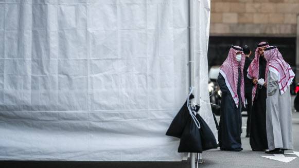 17일 오후 방한 중인 무함마드 빈 살만 사우디아라비아 왕세자의 숙소인 서울 중구 롯데호텔에서 함께 방한한 사우디인들이 이동하고 있다. 하나같이 붉은색 체크무늬의 슈막을 착용하고 있다.(사진=뉴시스)