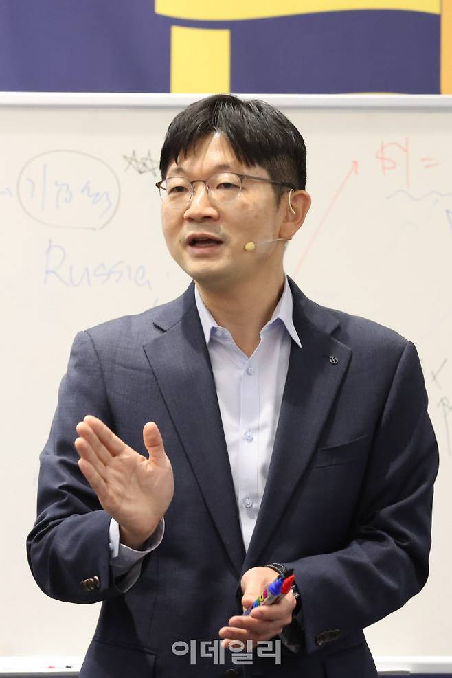 [이데일리 이영훈 기자] 오건영 신한은행 WM컨설팅센터 부부장이 16일 서울 강남구 삼성동 코엑스 컨퍼런스룸에서 열린 ‘제2회 돈이 보이는 창 콘서트’에서 제 1악장 금융 소나타 ‘인플레이션과의 전쟁, 그 전망은?’ 주제로 강의하고 있다.