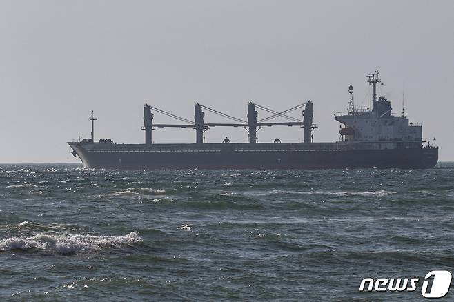 17일 우크라이나 오데사의 초르노모르스크 항을 출발한 파나마 국적의 이카리아엔젤호가 곡물을 싣고 에티오피아로 향하고 있다. 2022.09.17 ⓒ 로이터=뉴스1 ⓒ News1 임세원 기자