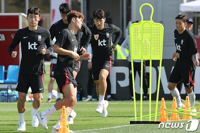 파울루 벤투 감독이 이끄는 대한민국 축구대표팀 이강인이 17일 오전(현지시간) 카타르 도하 알 에글라 트레이닝센터에서 훈련을 하고 있다. 2022.11.17/뉴스1 ⓒ News1 이광호 기자