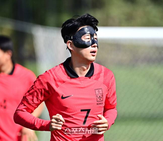 2022 카타르 월드컵대표팀 손흥민이 16일 카타르 도하 알 에글라 트레이닝센터에서 마스크를 착용한 채 훈련을 하고 있다. 2022. 11. 16.도하(카타르) | 최승섭기자 thunder@sportsseoul.com