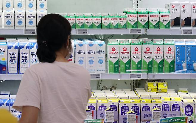 한 마트 냉장 매대에 서울우유가 놓여있다. / 뉴스1