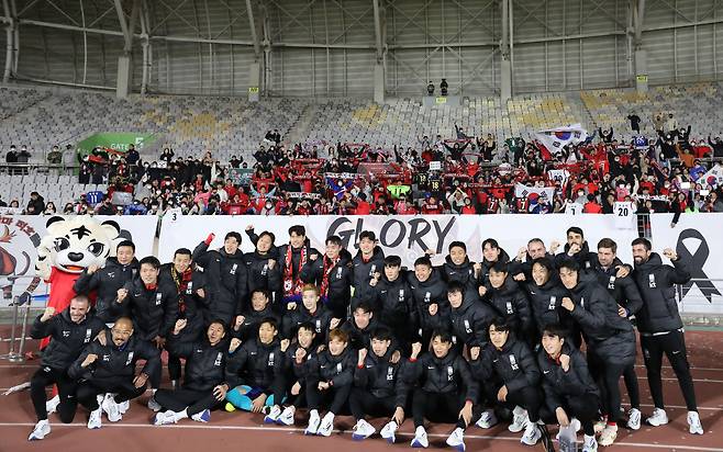 지난 11일 오후 경기 화성시 화성종합경기타운 주경기장에서 열린 축구 국가대표팀 친선전 대한민국과 아이슬란드의 경기에서 1대0으로 승리한 대한민국 선수들이 붉은악마 서포터즈들과 기념촬영을 하고 있다. /뉴스1