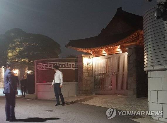 5대그룹 총수, 사우디 왕세자와 삼성 승지원서 '돌발 간담회' (서울=연합뉴스) 최재서 기자 = 이재용 삼성전자 부회장, 정의선 현대차그룹 수석부회장, 최태원 SK그룹 회장, 구광모 LG그룹 회장, 신동빈 롯데그룹 회장 등이 방한 중인 무함마드 빈 살만 사우디아라비아 왕세자와 만난 삼성그룹 영빈관 '승지원(承志園)'. 2019.6.26. humane@yna.co.kr (끝)