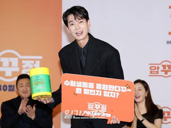 배우 정경호가 17일 오전 서울 용산구 CGV아이파크몰에서 진행된 영화 '압꾸정' 제작보고회에 참석해 포토타임을 갖고 있다. '압꾸정'은 샘솟는 사업 아이디어로 입만 살아있는 압구정 토박이 ‘대국’(마동석)이 실력 TOP 성형외과 의사 ‘지우’(정경호)와 손잡고 K-뷰티의 시조새가 된 이야기다. 오는 30일 개봉. 서병수 기자 qudtn@edaily.co.kr /2022.11.17.