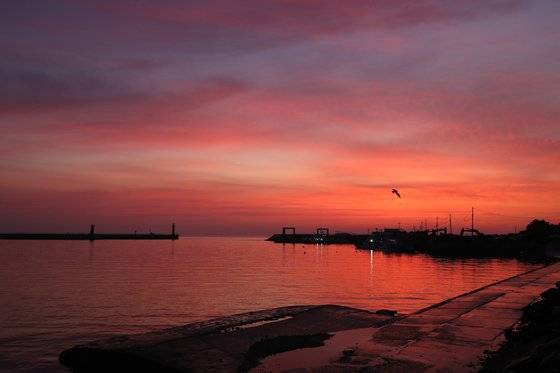 인천시 옹진군 대연평도 당섬 선착장 주변이 아침 노을로 붉게 물들어 있다. 2007년 10월 남북 정상회담에서 서해평화협력특별지대 추진에 합의했지만 구체적인 진전을 이루지 못하고 흐지부지됐다. 연합뉴스