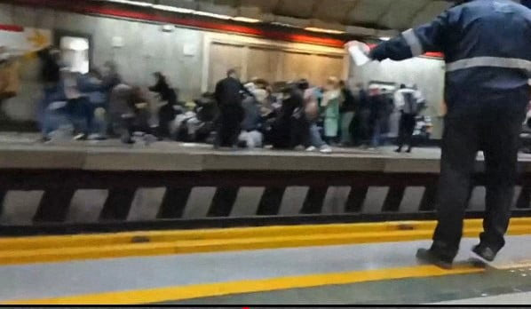 지난 16일 이란 테헤란 지하철 승강장에서 총성에 놀란 시민들이 출구를 향해 대피하는 모습. /사진=연합뉴스 