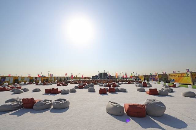 2022 카타르 월드컵 개막을 나흘 앞둔 16일(현지시간) 언론에 공개된 카타르 도하의 팬 빌리지의 야외 축구 관람 시설 모습. 연합뉴스