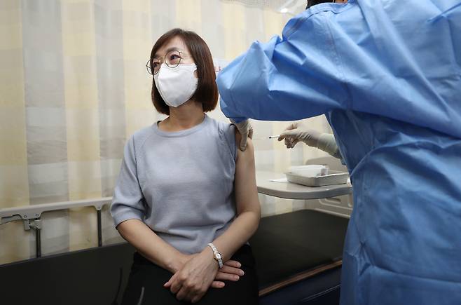 14일 백경란 질병관리청장이 충북 청주시 하나병원에서 겨울철 코로나19 재유행에 대비해 화이자 개량 백신을 추가 접종하고 있는 모습. / 사진 = 연합뉴스