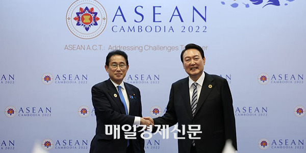 Left : Fumio Kishida, Right : Yoon Suk-yeol
[Source : Office of the President Republic of Korea]