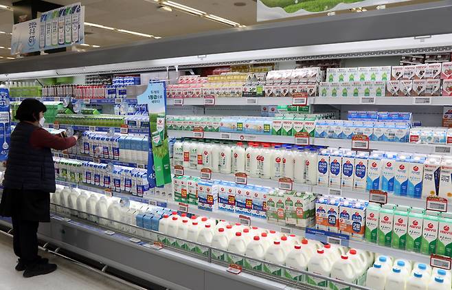 흰 우유값이 일제히 인상된 첫날인 17일 이마트 한 매장에서 직원이 유제품을 진열하고 있다. [사진제공 = 이마트]