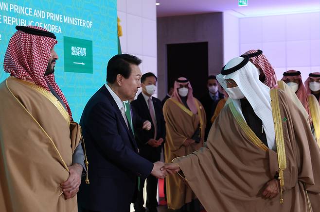 [서울=뉴시스] 윤석열 대통령이 17일 서울 모처에서 무함마드 빈 살만 사우디아라비아 왕세자 겸 총리와 회담에 앞서 사우디 관계자들과 인사하고 있다. (사진=대통령실 제공) 2022.11.17. photo@newsis.com *재판매 및 DB 금지