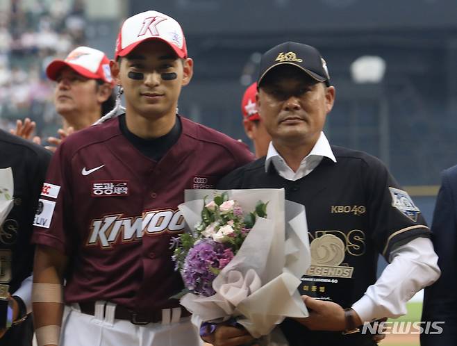 [서울=뉴시스] 조성우 기자 = 16일 오후 서울 송파구 잠실야구장에서 열린 2022 KBO 올스타전 드림 올스타와 나눔 올스타의 경기, KBO 40주년 레전드에 성전된 이종범이 아들 이정후와 기념촬영을 하고 있다. 2022.07.16. xconfind@newsis.com