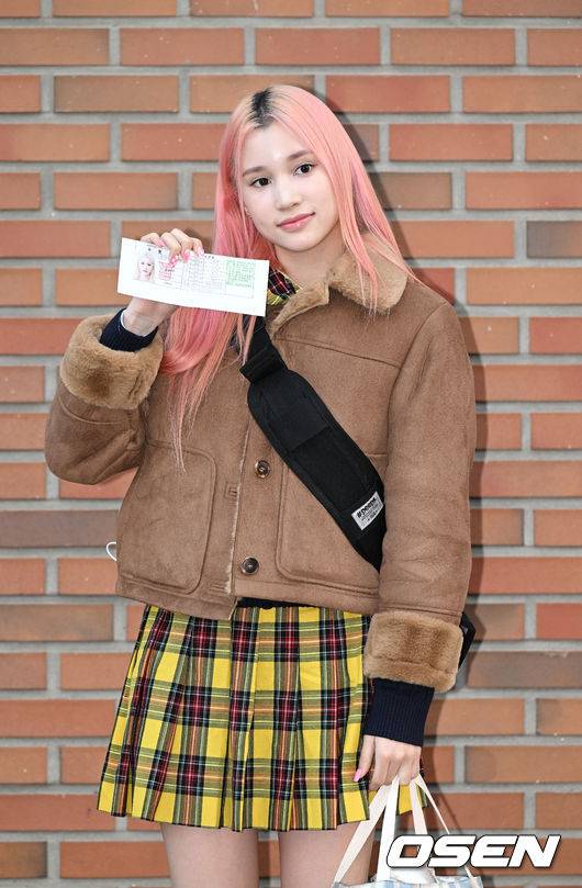 [OSEN=이대선 기자] 17일 오전 서울 용산구 성심여자고등학교에서 2023학년도 대학수학능력시험이 진행됐다.  그룹 케플러 휴닝바히에가 입실에 앞서 포즈를 취하고 있다. 2022.11.17 /sunday@osen.co.kr