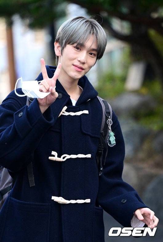 [OSEN=최규한 기자] 그룹 이펙스(EPEX) 백승이 18일 오전 서울 신당동 한양공업고등학교에서 2023학년도 대학수학능력시험(수능)을 응시한다.  이펙스 백승이 수능 시험장으로 향하며 취재진과 팬들에게 인사하고 있다. 2022.11.17 / dreamer@osen.co.kr