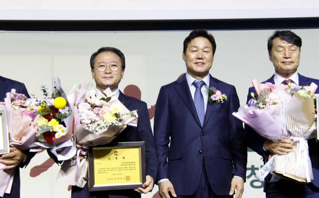 ▲지난 16일 창원컨벤션센터에서 열린 제27회 경남도 농업인의 날 행사에서 2022년 경남 브랜드 쌀 평가 부문 우수상을 수상한 강선욱 함양농협조합장(왼쪽)이 박완수 지사 등과 기념촬영을 하고 있다.ⓒ함양군