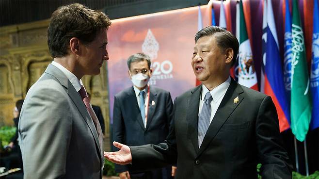 시진핑 중국 주석이 트뤼도 캐나다 총리에게 항의하고 있다.