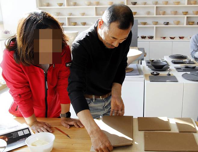 도자기 접시 만들기를 시연 중인 진묵도예의 김상곤 도예가.