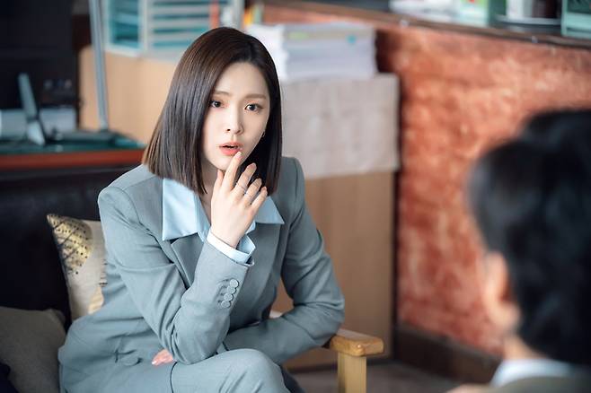 SBS 드라마 ‘천원짜리 변호사’에서 백마리 역을 연기한 배우 김지은의 연기장면. 사진 SBS