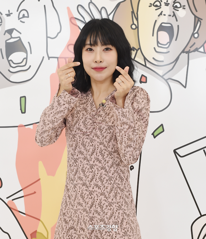 Gag Woman Lee Se-young flaunts sweet relationship with would-be mother-in-lawE-channel new entertainment program Daughter-in-law production presentation was held online on the 17th. MC Moon Se-yoon, Yuli Lee, Yang Se-chan and performers Huh Anna, Lee Sooji and Lee Se-young attended the presentation.Daughter-in-law is a compound word of Gag Woman and Daughter-in-law. It is a program that looks at the special daily life of Gag Woman Daughter-in-law and the unusual relationship with mother-in-law.Daughter-in-law, which is not a cliched relationship, is expected to emerge as a new family art that has never been seen before.Lee Se-young, who introduced himself as a bride-to-be for the fourth year, has been talking about marriage for three years, but marriage has been overshadowed as he can not go to Japan with Corona.I told my mother-in-law about Daughter-in-law, and at first I said I did not want to be burdened.Lee Se-young said, We have 1000 points. In fact, Japanese and Korean did not communicate deeply with each other.When asked what he thinks of Gag Woman Daughter-in-law in Japan, he said, I like it very much. He thinks almost like an actor.I do not have a red carpet, Laws said. I feel like Im in a comic book.In particular, Lee Se-young went to a foreign language institute because he was going to study abroad because he started the YouTube channel  ⁇  Youngpyeong TV  ⁇  thanks to the preliminary groom. It was Boy friend who opened the door on the first day.Boy friend was an international student who came to study Korean, and recalled his first meeting. Boy friend found out that I was Gag Woman six months after dating.After that, Boy friend said, Ill help you, so why do not you try YouTube? I confessed that I started YouTube Youngpyeong TV now.Finally, Lee Se-young is like a real mother. I want you to love me a lot. On the other hand, Daughter-in-law will be broadcasted at 8:50 pm on the 17th.