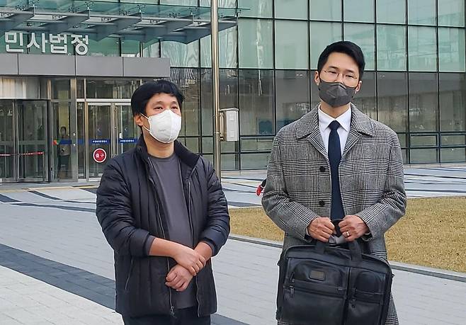 김양 오빠 김현민(왼쪽) 씨와 법률대리인 이정도 변호사(오른쪽) [촬영=류수현 기자]