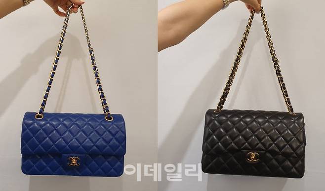 ▲샤넬 클래식 플랩백. 왼쪽 미디움(미러급 가품)과 오른쪽 점보(진품). (사진=백주아 기자)