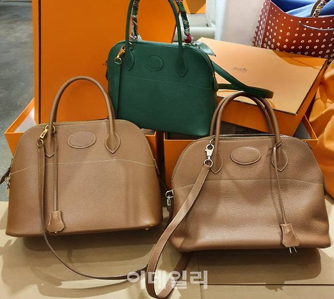 ▲에르메스 볼리드 31(왼쪽 ,진품), 27(가운데, 진품)과 31(오른쪽, 가품-미러급). 사진=백주아 기자